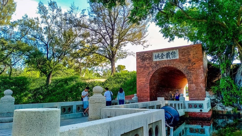 Ngoài pháo đài An Bình (hay còn gọi là pháo đài Zeelandia) được xây dựng bởi người Hà Lan, du khách có thể đến thăm pháo đài Eternal Golden của người Pháp. Pháo đài này kết cấu gồm 4 đại bác đặt ở 4 góc, ao nước sâu bao quanh pháo đài, một cây cầu treo ngay tại cổng chính và một khu huấn luyện quân sự với 5 khẩu đại bác Armstrong. Ảnh: @felix_vu, @athenalynn_14, @kevin.19991023. Ngoài pháo đài An Bình (hay còn gọi là pháo đài Zeelandia) được xây dựng bởi người Hà Lan, du khách có thể đến thăm pháo đài Eternal Golden của người Pháp. Pháo đài này kết cấu gồm 4 đại bác đặt ở 4 góc, ao nước sâu bao quanh pháo đài, một cây cầu treo ngay tại cổng chính và một khu huấn luyện quân sự với 5 khẩu đại bác Armstrong. Ảnh: @felix_vu, @athenalynn_14, @kevin.19991023.