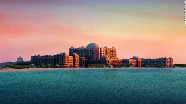 1. Emirates Palace: Đây là một trong những khách sạn tốt nhất thế giới. Với tiêu chuẩn 7 sao, Emirates Palace là nơi thường xuyên tiếp đón những nguyên thủ quốc gia, các nhà ngoại giao và tầng lớp thượng lưu. Khách sạn này từng xuất hiện trong một cảnh quay bộ phim bom tấn Fast and Furious 7.