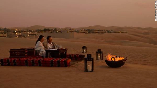 7. Resort giữa sa mạc Liwa: Nằm ở giữa hoang mạc Liwa, khu nghỉ dưỡng cao cấp Qasr al Sarab là nơi được nhiều du khách ví như bước vào câu chuyện thần thoại “nghìn lẻ một đêm”.