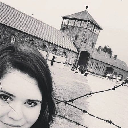 Nhà báo Anthony Horowitz của tờ Telegraph mới đây đã có chuyến thăm trại tập trung Auschwitz ở Đức, và ông thật sự bị sốc khi chứng kiến các du khách chụp ảnh 'tự sướng' ở đây. nhung-kieu-selfie- de-gay-tranh-cai-ivivu-1