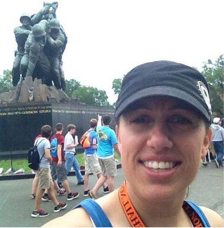 Một du khách nữ tươi cười khi chụp ảnh 'selfie' tại Đài tưởng niệm các nạn nhân hy sinh trong trận Iwo Jima giữa Mỹ và Nhật Bản, thuộc chiến tranh thế giới thứ hai. nhung-kieu-selfie- de-gay-tranh-cai-ivivu-7