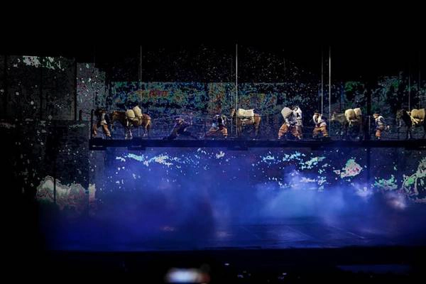 Show diễn kéo dài hơn một tiếng đồng hồ, tái hiện lịch sử hình thành và quá trình phát triển, đi kèm với những giai thoại nổi tiếng của vùng đất Lệ Giang. Show diễn kéo dài hơn một tiếng đồng hồ, tái hiện lịch sử hình thành và quá trình phát triển, đi kèm với những giai thoại nổi tiếng của vùng đất Lệ Giang.