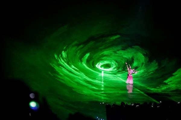 Show diễn được dàn dựng công phu với nghệ thuật hiệu ứng ánh sáng, 3D và laser hiện đại, để lại ấn tượng mạnh trong lòng du khách . Show diễn được dàn dựng công phu với nghệ thuật hiệu ứng ánh sáng, 3D và laser hiện đại, để lại ấn tượng mạnh trong lòng du khách .