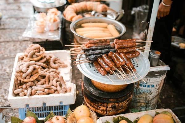 Lang thang khắp các ngõ ngách của phố cổ, bạn không chỉ bị hấp dẫn bởi kiến trúc cổ kính nơi đây, mà còn say mê sự đa dạng của văn hóa ẩm thực. Lang thang khắp các ngõ ngách của phố cổ, bạn không chỉ bị hấp dẫn bởi kiến trúc cổ kính nơi đây, mà còn say mê sự đa dạng của văn hóa ẩm thực.