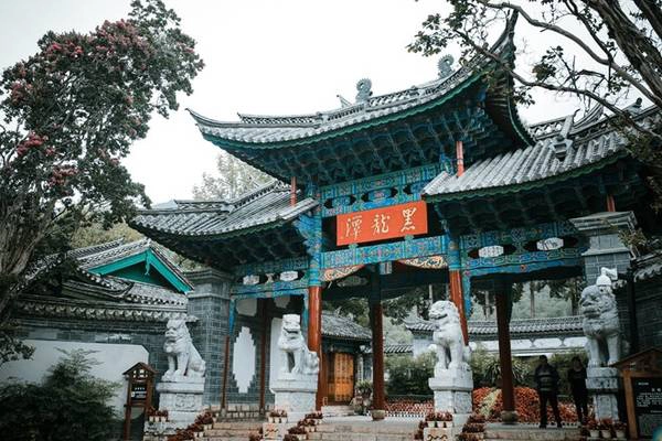 Công viên Hắc Long Đàm tọa lạc trên chân núi Voi phía bắc thành cổ Lệ Giang . Dưới chân núi có đầm nước, mạch nước có màu đen sẫm từ đáy chảy lên liên tục không ngừng, nên đầm nước mới có tên gọi là Hắc Long Đàm. Công viên Hắc Long Đàm tọa lạc trên chân núi Voi phía bắc thành cổ Lệ Giang . Dưới chân núi có đầm nước, mạch nước có màu đen sẫm từ đáy chảy lên liên tục không ngừng, nên đầm nước mới có tên gọi là Hắc Long Đàm.