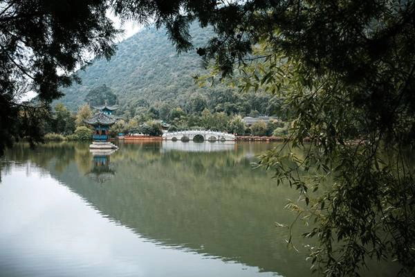Bước vào đây, du khách sẽ bị thu hút bởi cảnh sắc thiên nhiên tuyệt đẹp mang đậm nét Trung Hoa. Bước vào đây, du khách sẽ bị thu hút bởi cảnh sắc thiên nhiên tuyệt đẹp mang đậm nét Trung Hoa.