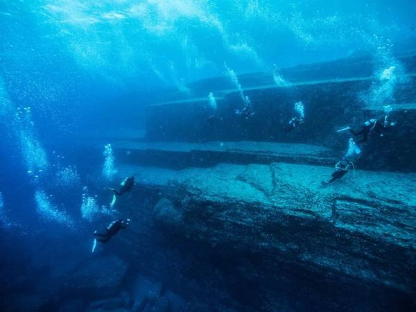 Đài tưởng niệm Yonaguni, Nhật Bản: Đài tưởng niệm Yonaguni được phát hiện năm 1986 ngoài khơi Yonaguni, hòn đảo thuộc quần đảo Ryukyu, Nhật Bản. Từ đó, nơi đây trở thành đề tài nghiên cứu và tranh cãi của nhiều người. Khối đá khổng lồ này có các gờ thẳng và mặt phẳng, tạo thành hình gần giống như kim tự tháp. Một số cho rằng đây là công trình nhân tạo, số khác lại khẳng định đây chỉ là khối sa thạch thường, có dạng lạ do các hoạt động địa chất.