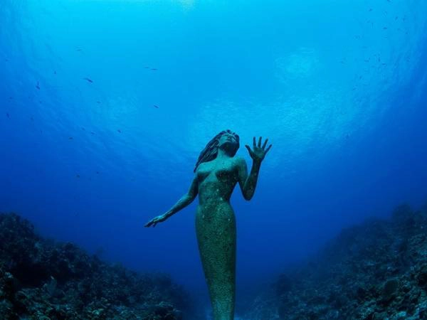 Tượng Amphitrite, Grand Cayman, quần đảo Cayman, lãnh thổ hải ngoại thuộc Anh: Nếu muốn gặp nàng tiên cá, bạn nên tới đảo Grand Cayman. Một trong những điểm đến lạ lùng nhất ở đây là bức tượng nàng tiên cá đầy ám ảnh nằm ở độ sâu 15 m. Bức tượng cao 2,7 m, nặng hơn 270 kg, được lấy cảm hứng từ Amphitrite, nữ thần biển, vợ của Poseidon trong thần thoại Hy Lạp.