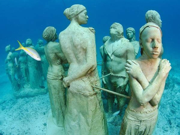  Bảo tàng Museo Subacuático de Arte (MUSA), Cancun, Mexico: Bảo tàng dưới nước độc đáo này có 400 bức tượng với kích cỡ bằng người và vật thật, được đặt trên nền cát ở đáy biển. Mỗi tượng đều được thiết kế để là nơi trú ngụ cho san hô và động vật biển. Du khách có thể tới đây bằng thuyền, sau đó lặn xuống ngắm các bức tượng. Các tượng có dáng vẻ phong phú, từ một nhóm người tới chiếc Volkswagen phủ đầy tảo biển.