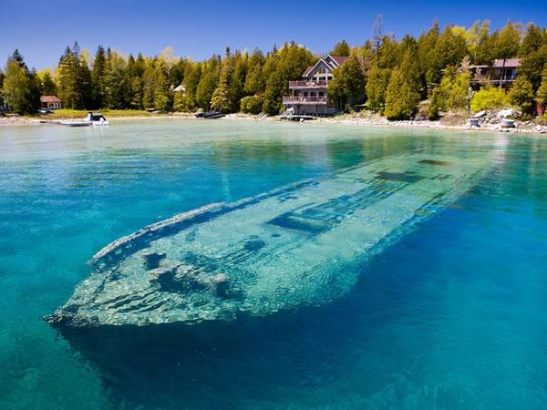  Tàu đắm Sweepstakes, hồ Huron, Ontario, Canada: Có khoảng 6.000 xác tàu đắm ở vùng Great Lakes, phần lớn không thể tiếp cận. Tuy nhiên, một số xác tàu nằm ở chỗ nước nông, trong đó có Sweepstakes ở cảng Bug Tub, hồ Huron, công viên quốc gia biển Fathom Five. Sweepstakes chìm cách bờ 45 m vào tháng 9/1885 và vẫn còn nguyên vẹn. Đây là điểm tham quan thu hút nhiều thợ lặn và du khách.