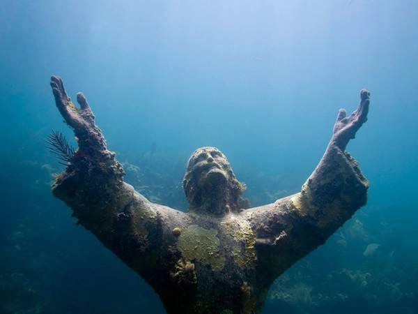 Tượng Christ of the Abyss, Key Largo, Florida, Mỹ: Bức tượng Christ of the Abyss có rất nhiều phiên bản nằm rải rác khắp nơi trên thế giới, trong đó có Key Largo. Nằm ở độ sâu 7 m, bức tượng này dễ tiếp cận hơn, nhưng vẫn không kém phần ám ảnh. 
