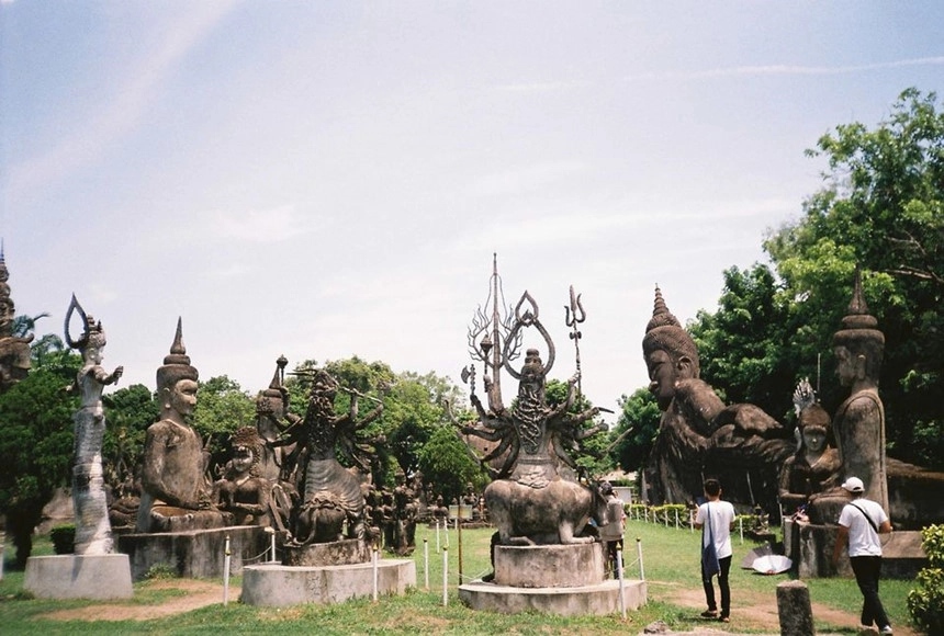 Vườn tượng Phật: Vườn tượng Phật còn được gọi là Xieng Khuan, nằm cách Viêng Chăn khoảng 25 km, có hơn 200 bức tượng là tác phẩm điêu khắc Phật giáo và Hindu. Nơi đây được Bunleua Sulilat xây dựng vào năm 1958, đến năm 1978, ông vượt biên sang Thái Lan và xây dựng công viên Sala Keoku với chủ đề tương tự. Các tác phẩm nổi bật tại vườn tượng Phật có thể kể đến như tượng Phật nằm, dài 40 m, tượng thần Indra cưỡi voi 3 đầu hay tháp bí ngô. Ảnh: Tripsavvy.