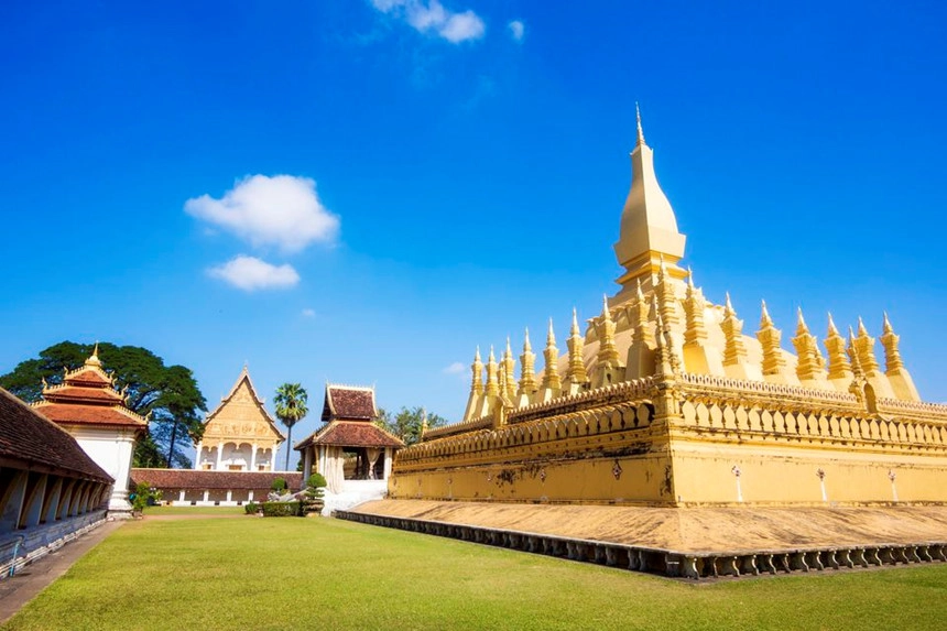 Pha That Luang: Pha That Luang nằm ở phía đông Viêng Chăn là khu tháp thờ Phật giáo, được xây dựng vào năm 1566, trên phế tích của một ngôi đền Khmer xây dựng vào thế kỷ 13. Theo truyền thuyết, trong tháp có lưu giữ xá lợi của Đức Phật là một sợi tóc và rất nhiều châu báu. Ngày nay, Pha That Luang là biểu tượng quốc gia của Lào, được in trên tiền giấy, quốc huy, xuất hiện trên các con dấu và là nơi tổ chức lễ hội Bun That Luang. Ảnh: Tripsavvy.