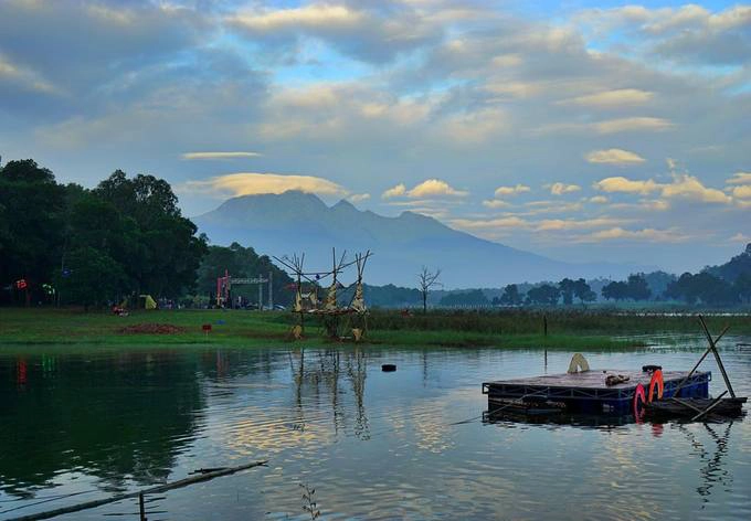 Sơn Tinh Camp  Với không gian rộng rãi, đây là điểm đến cho các chuyến đi picnic của gia đình và bạn bè. Đến đây, bạn có thể cắm trại bên hồ, thưởng thức khung cảnh nên thơ của vùng Đồng Mô, tham quan làng văn hóa, nướng thịt cùng người thân. Chỉ cách Hà Nội chưa đến 40 km về phía tây, Sơn Tinh camp thích hợp cho chuyến đi trong ngày hoặc 2 ngày một đêm. Địa chỉ: Đồng Mô, Sơn Tây, Hà Nội. Ảnh: @adventure_tempo/IG.