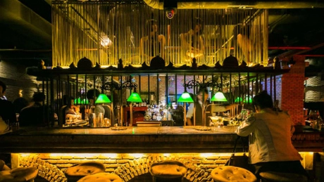 Không gian bên trong quán bar Maggie Choo's . Ảnh: CNN.