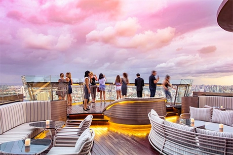 Không gian thoáng đãng ngoài trời của quán Alfresco 6. Ảnh: Lifestyle Asia.