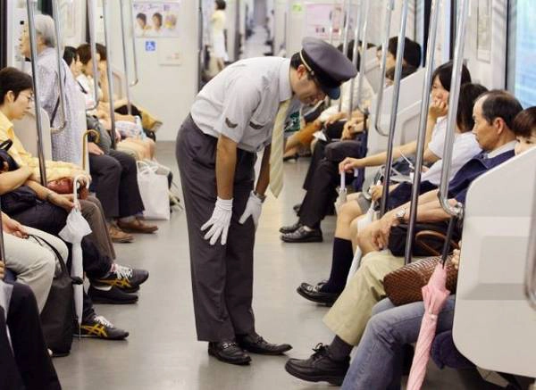 Một nhân viên xin lỗi hành khách khi tàu chậm giờ. Ảnh: CNN. Một nhân viên xin lỗi hành khách khi tàu chậm giờ. Ảnh: CNN.