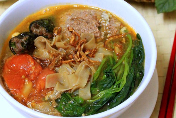Bánh đa cua không thể không thử khi đến Hải Phòng. 