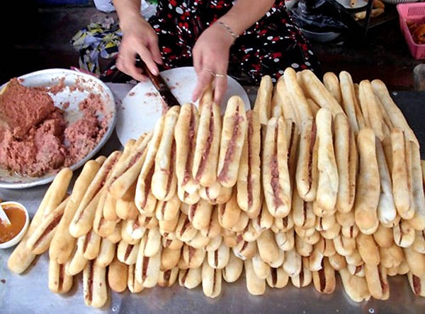 Bánh mì que, món quà đặc sản Hải Phòng. 