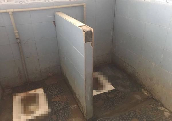 Nhà vệ sinh công cộng trên đường lên Shangri-la, phí 1 tệ/lần (khoảng 3.500 đồng/lần)