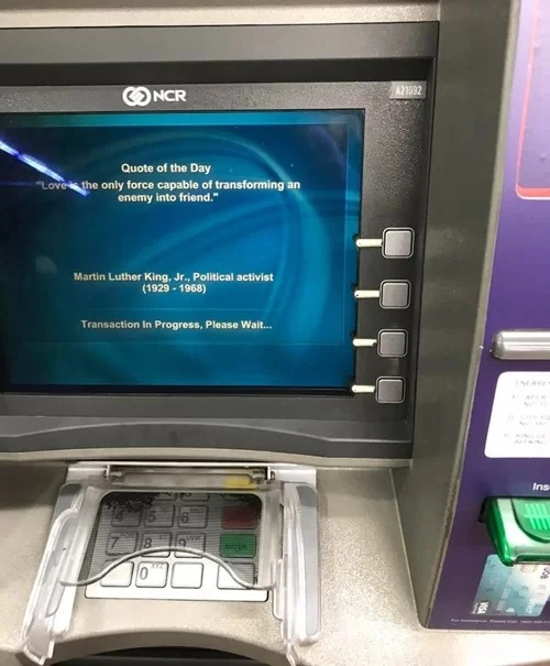 Tại cây ATM, trong thời gian chờ đợi, người sử dụng có thể đọc được một vài câu châm ngôn ý nghĩa của các danh nhân nổi tiếng thế giới.