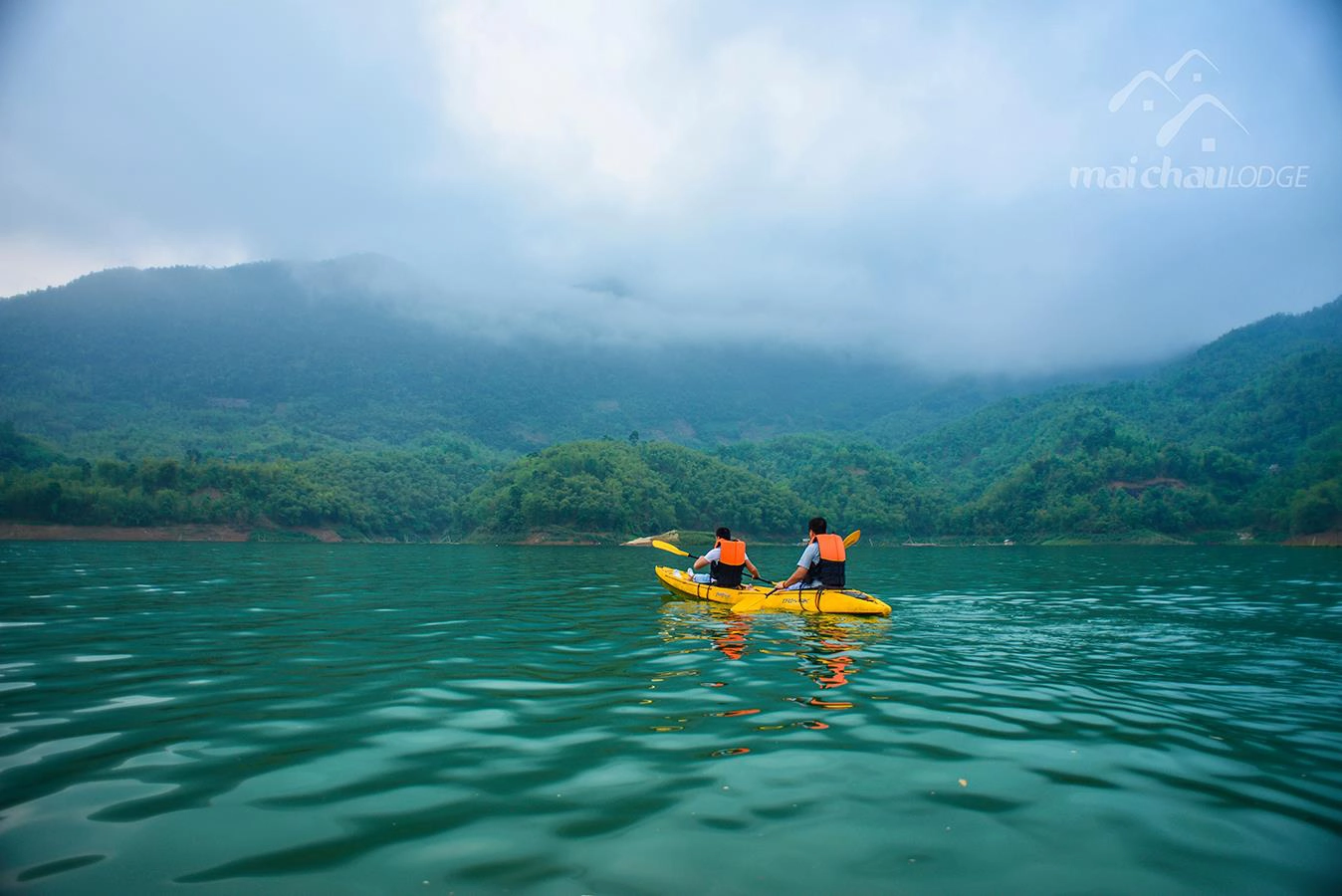 Mạo hiểm hơn thì có cả hoạt động chèo Kayak trên hồ Hoà Bình Mạo hiểm hơn thì có cả hoạt động chèo Kayak trên hồ Hoà Bình
