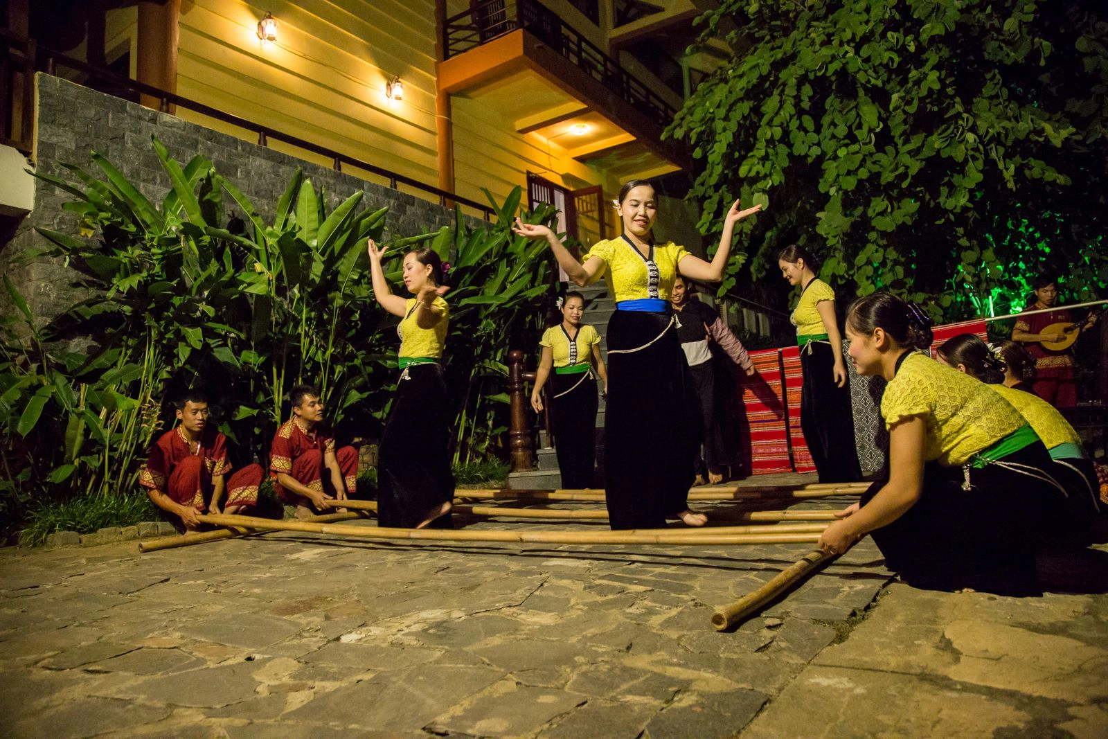 Biểu diễn ca nhạc truyền thống từ chính nhân viên của Mai Châu Lodge Biểu diễn ca nhạc truyền thống từ chính nhân viên của Mai Châu Lodge