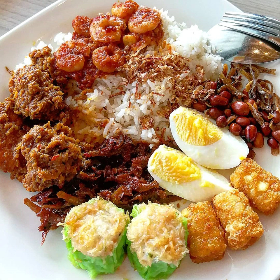 Đất nước không rau củ, táo bón là chuyện không phải của riêng ai: Mức tiêu thụ trái cây của người Malaysia thấp ở mức đáng báo động. New Straits Times đưa tin, hoa quả thậm chí không nằm trong danh mục 10 loại thực phẩm tiêu thụ hàng ngày của người dân nơi đây. Dựa trên khảo sát Sức khỏe và Bệnh tật Quốc gia 2015, ước tính chỉ có 6% người Malaysia trưởng thành tiêu thụ đủ trái cây và rau quả so với tỷ lệ 7,5% được ghi nhận trong năm 2011. Ảnh: Dada.tastes.