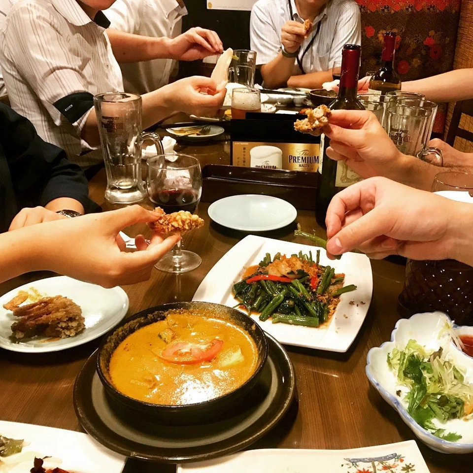 Ăn bốc, tưởng không vui nhưng vui không tưởng: Ăn bằng tay là tiêu chuẩn ở một số nước Đông Nam Á như Malaysia, Indonesia, Sri Lanka và Ấn Độ. Mỗi nhà hàng sẽ có một bồn rửa tay và xà phòng trong khu vực ăn uống. Khi ăn bằng tay, bạn chỉ được sử dụng tay phải của mình, đầu ngón tay để trộn thức ăn và dùng nước sốt để làm cho gạo dính với nhau trước khi thưởng thức. Ảnh: Yuezhuangyuan.