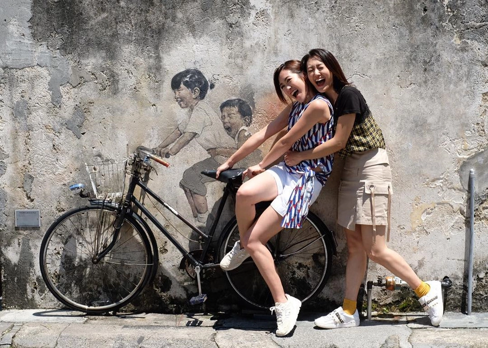 Tránh việc ôm hôn nơi công cộng: Hầu hết người dân địa phương (đặc biệt là người Hồi giáo) không thích thể hiện tình cảm quá mức ở nơi công cộng. Ngoài ra, quốc gia này có quy định cấm ôm, hôn trên xe lửa, xe buýt và taxi. Một nụ hôn má là chuyện bình thường ở nhiều quốc gia, nhưng ở Malaysia, bạn có thể sẽ phải hầu tòa vì hành vi đó. Ảnh: Kakikakileung.