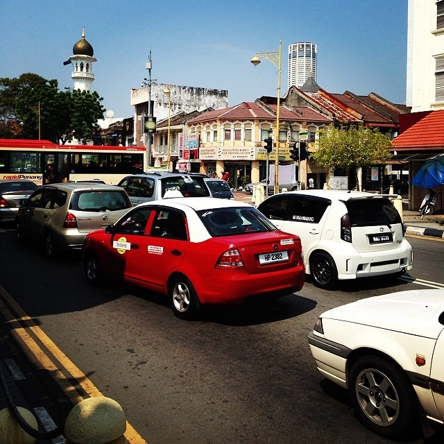 Giá taxi không đi liền với chất lượng: Ở Malaysia, giá taxi nổi tiếng đắt đỏ bởi các tài xế thường từ chối bật đồng hồ đo quãng đường khi chở khách du lịch nước ngoài. Để tránh điều này, bạn hãy đảm bảo đồng hồ được bật trước khi vào taxi, mua phiếu giảm giá taxi tại các quầy trong Sân bay Quốc tế Kuala Lumpur, ga KL Sentral và bến xe buýt hoặc sử dụng ứng dụng taxi đáng tin cậy như MyTeksi, EasyTaxi để đặt vé. Ảnh: Sandaykc.