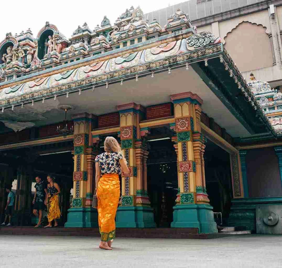Cởi giày trước khi vào nhà và các cơ sở tôn giáo: Ở Kuala Lumpur, bạn nên cởi giày trước khi vào nhà và các cơ sở tôn giáo. Điều này thể hiện sự tôn trọng tín ngưỡng quốc gia. Ngoài ra, du khách cũng được yêu cầu ăn mặc kín đáo, không được phép mặc quần đùi, áo không tay và váy ngắn khi đến thăm nhà thờ Hồi giáo, đền Hindu và hang Batu nổi tiếng. Ảnh: Leno_avory.
