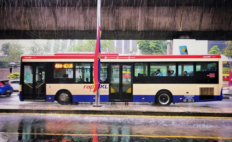 Những cơn mưa bất chợt: Thời tiết ở Kuala Lumpur nóng ẩm quanh năm với lượng mưa không thường xuyên. Mùa mưa lớn và giông bão thường diễn ra vào giữa các tháng 3 và tháng 4. Trong những tháng mưa này, bạn đừng tin vào trực giác của mình, thậm chí là dự báo thời tiết, hay luôn mang theo ô khi khám phá thành phố vì những cơn mưa có thể đến bất cứ lúc nào. Ảnh: Directoranandmurthy.