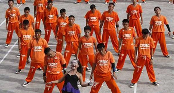 Các phạm nhân tại Philippines nhảy kiểu Michael Jackson. Các phạm nhân tại Philippines nhảy kiểu Michael Jackson.