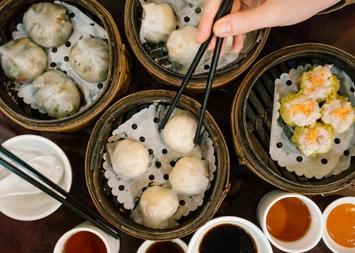 Không chỉ dimsum, Hong Kong còn nhiều món ăn đường phố khác như mì tỏi, chả cá... Ảnh: Culture Trip. Không chỉ dimsum, Hong Kong còn nhiều món ăn đường phố khác như mì tỏi, chả cá... Ảnh: Culture Trip.