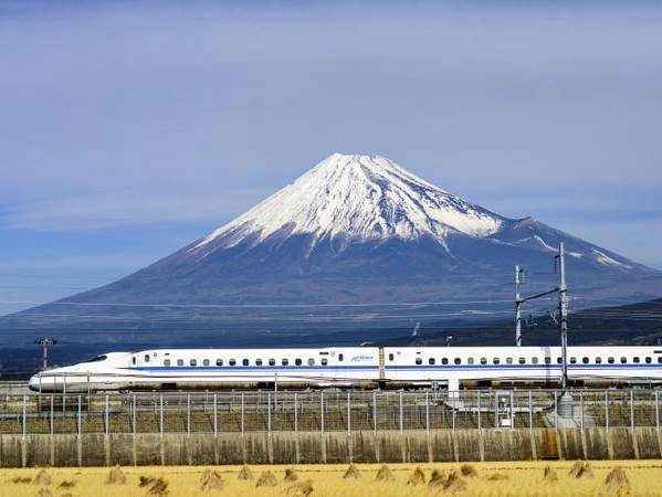 Nên mua thẻ Japan Rail Pass trước khi đến: Dù bạn có ở Nhật Bản 1 hay 2 tuần, hãy mua JR Pass. Tấm thẻ này sẽ cho bạn đi lại thoải mái quanh Nhật Bản trên tàu tốc hành Shinkansen, các chuyến tàu địa phương, xe buýt, thậm chí cả phà của JR. Bạn có thể mua trên mạng qua trang web Japan Travel Centre rồi kích hoạt thẻ khi đến Nhật Bản, nhớ mang theo hộ chiếu bên người. Tại Việt Nam, thẻ này được bán ở các đại lý du lịch Nhật Bản. Ảnh: iStock/ Supplied. 