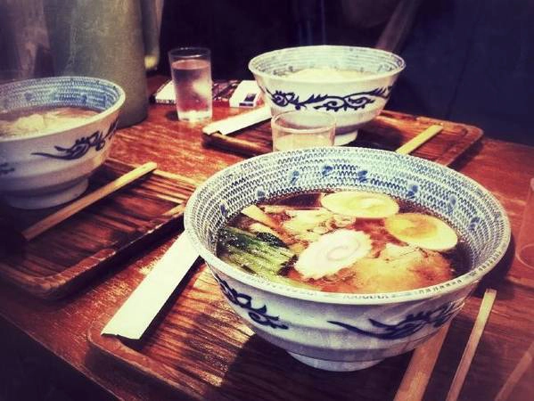 Ăn xì xụp: Khi bạn đến các quán bán ramen, bạn sẽ thấy quán đầy thực khách xi xúp bên những tô mì rất lớn, húp xì xoạp và ăn rất nhanh. Ở Nhật Bản, đây là dấu hiệu cho thấy bạn thích món ăn, và càng xì xoạp thì càng cảm thấy ngon hơn. Vì vậy, bạn hãy quên đi các quy tắc ăn uống cứng nhắc, và thoải mái thưởng thức món mì khi đến xứ mặt trời mọc. Ảnh: iStock. 