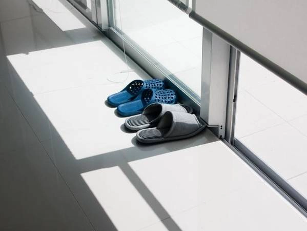Bỏ giày dép ngoài cửa: Đây là thói quen ở Nhật trước khi bước vào phòng, cửa hàng, quán bar, đặc biệt là tại nhà riêng. Ở lối vào, bạn có thể thấy những đôi dép đi trong nhà được đặt sẵn cho khách. DépB này có thể dùng khắp nơi trong nhà, trừ các phòng có trải chiếu tatami. Ảnh: iStock. 