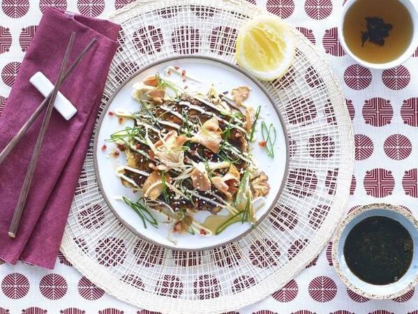 Nhật Bản không chỉ có sushi và sashimi: Bạn sẽ có dịp thưởng thức rất nhiều đặc sản. Phố Dōtonbori ở Osaka bán rất nhiều đồ ăn bạch tuộc viên Takoyaki, càng cua và sủi cảo chiên Gyoza. Đến Hiroshima, bạn nên thử món Okonomiyaki, một loại pancake làm từ cải bắp, mì yakisoba, thịt hun khói, trứng và một loại xốt ngon tuyệt. Yakitori là món gà xiên nướng bán ở các đường phố Tokyo. Ichijōji là nơi nổi tiếng với ramen ở Kyoto. Ảnh: Supplied. 