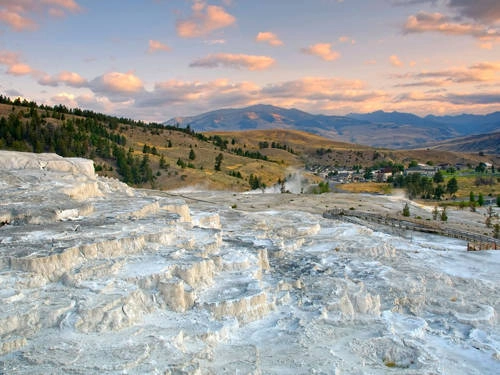 Công viên quốc gia Yellowstone ở đâu? Yellowstone nằm chủ yếu ở Wyoming và trải rộng một chút đến Montana và Idaho (Mỹ). Công viên quốc gia Yellowstone ở đâu? Yellowstone nằm chủ yếu ở Wyoming và trải rộng một chút đến Montana và Idaho (Mỹ).