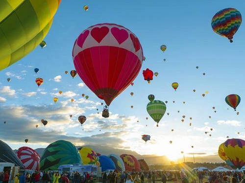 Nên làm gì ở Albuquerque? Bạn có thể làm mọi thứ ở Albuquerque, trung tâm của bang New Mexico (Mỹ), nhưng đừng quên khám phá thị trấn cổ, mua vài món đồ trang sức thủ công bằng bạc hoặc đá quý trên đường. Nên làm gì ở Albuquerque? Bạn có thể làm mọi thứ ở Albuquerque, trung tâm của bang New Mexico (Mỹ), nhưng đừng quên khám phá thị trấn cổ, mua vài món đồ trang sức thủ công bằng bạc hoặc đá quý trên đường.