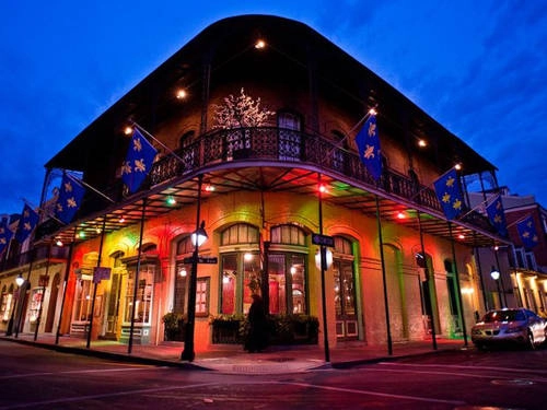 Nên làm gì ở Louisiana? Hãy khám phá ẩm thực nhưng tập trung ở New Orleans (Mỹ) nơi nổi tiếng nhất với loại bánh rán beignets. Buổi tối bạn có thể đi bộ xuống khu phố Pháp, nghe nhạc jazz và hòa mình vào lễ hội Mardi Gras. Nên làm gì ở Louisiana? Hãy khám phá ẩm thực nhưng tập trung ở New Orleans (Mỹ) nơi nổi tiếng nhất với loại bánh rán beignets. Buổi tối bạn có thể đi bộ xuống khu phố Pháp, nghe nhạc jazz và hòa mình vào lễ hội Mardi Gras.