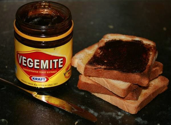 <strong>3. Vegemite: </strong>Loại sốt có màu như chocolate này rất phổ biến, được làm từ men bia thừa với nhiều loại rau và gia vị. Vegemite được phết lên bánh mì hoặc bánh quy giòn hay làm nhân bánh cuộn. Tuy nhiên, loại sốt này có vị rất đậm và mạnh, những người ăn thử lần đầu hoặc sẽ phải nhè ra, hoặc sẽ mê mệt. <strong>3. Vegemite: </strong>Loại sốt có màu như chocolate này rất phổ biến, được làm từ men bia thừa với nhiều loại rau và gia vị. Vegemite được phết lên bánh mì hoặc bánh quy giòn hay làm nhân bánh cuộn. Tuy nhiên, loại sốt này có vị rất đậm và mạnh, những người ăn thử lần đầu hoặc sẽ phải nhè ra, hoặc sẽ mê mệt.