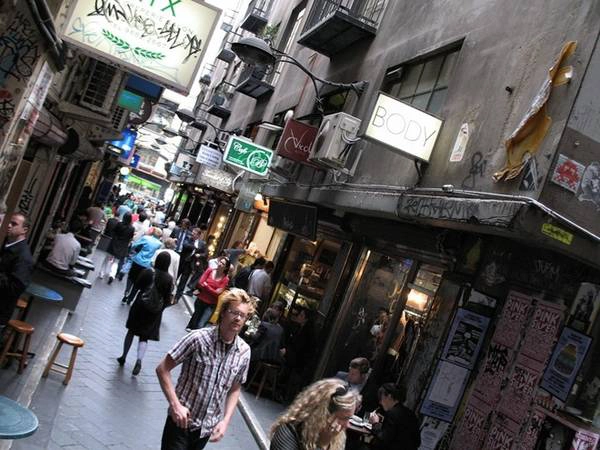 <strong>7. Cửa hàng đóng sớm: </strong>Phần lớn các cửa hàng ở Australia đóng cửa lúc khoảng 17-18h do người dân nơi đây không cuồng mua sắm cho lắm. Buổi tối, chủ yếu mọi người sẽ tới các quán rượu, hộp đêm, đi cắm trại, ở nhà hoặc tham gia các hoạt động khác. Tuy nhiên, vào thứ 5 hàng tuần các cửa hàng sẽ mở muộn và vẫn có các chợ đêm thú vị dành cho du khách. <strong>7. Cửa hàng đóng sớm: </strong>Phần lớn các cửa hàng ở Australia đóng cửa lúc khoảng 17-18h do người dân nơi đây không cuồng mua sắm cho lắm. Buổi tối, chủ yếu mọi người sẽ tới các quán rượu, hộp đêm, đi cắm trại, ở nhà hoặc tham gia các hoạt động khác. Tuy nhiên, vào thứ 5 hàng tuần các cửa hàng sẽ mở muộn và vẫn có các chợ đêm thú vị dành cho du khách.