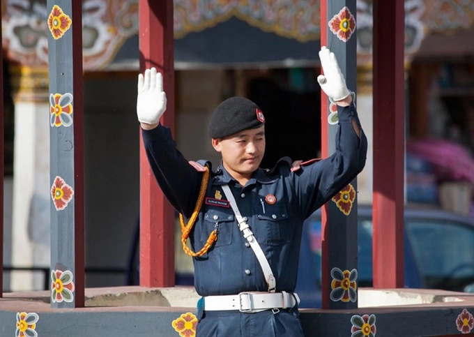 Không có đèn giao thông  Bhutan là quốc gia duy nhất trên thế giới không có đèn giao thông, kể cả ở thủ đô Thimphu. Thay vào đó, cảnh sát đứng trên bục giao thông ở ngã tư đường và điều phối dòng di chuyển của xe cộ. Ảnh: Insight Guides.