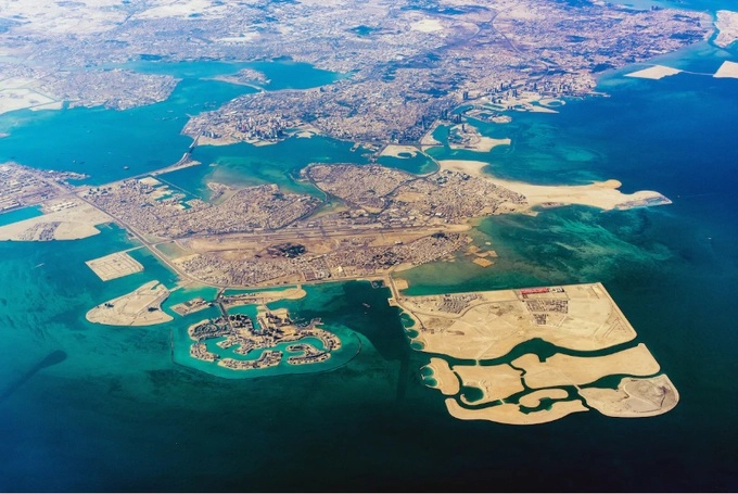 Với diện tích khoảng 760 km2, Bahrain chỉ lớn hơn hai quốc gia châu Á khác là Singapore và Maldives. Nằm ngoài khơi bờ biển phía đông Arab Saudi, Bahrain là tập hợp của những hòn đảo nhỏ với khoảng 1,4 triệu dân, theo thông số từ US News.  Theo số liệu từ Quỹ Tiền tệ Quốc tế (IMF) từ tháng 4, Bahrain xếp thứ 23 trong top 29 nước giàu nhất thế giới, với GDP đầu người hơn 50.000 USD một năm. Ảnh: Alamy.