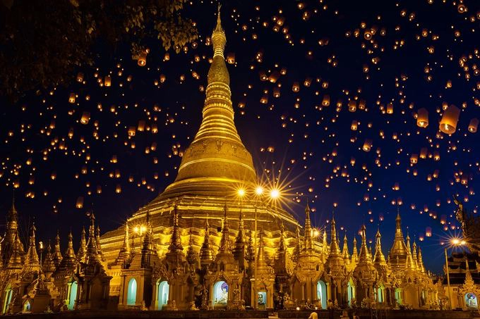 Trước đây, thủ đô của Myanmar là Yangon, tới năm 2005, chính phủ quyết định dời đô về Naypyidaw. Địa điểm du lịch nổi tiếng, thu hút nhiều du khách của cố đô Yangon là chùa vàng Shwedagon. Tuyển Việt Nam đang ở trong khách sạn 5 sao chỉ cách chùa vàng 1,5 km. Ngày 20/11 tới, đội bóng đá Myanmar sẽ gặp Việt Nam trong khuôn khổ AFF Cup. Ảnh: BestMyanmar.