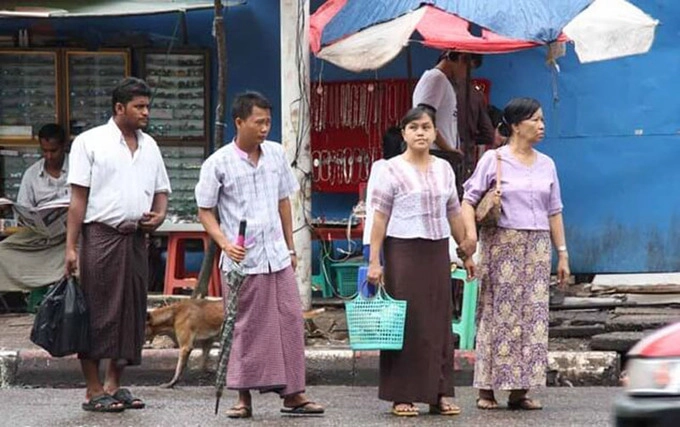 Trang phục truyền thống của đàn ông Myanmar là chiếc váy dài được gọi là longyi. Họ tự hào khi diện bộ trang phục dân tộc này. Nam giới khi mặc váy sẽ thắt nút ở phía trước còn phụ nữ buộc bên hông. Ảnh: Luxurymyanmarrivercruises.