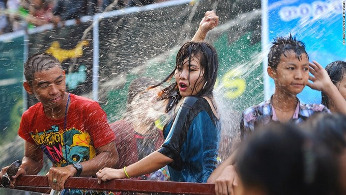 Năm mới của đất nước diễn ra vào tuần thứ hai của tháng 4 hàng năm. Đây cũng là thời điểm người dân tổ chức lễ hội té nước với mong ước gặp nhiều may mắn. Ảnh: CNN.