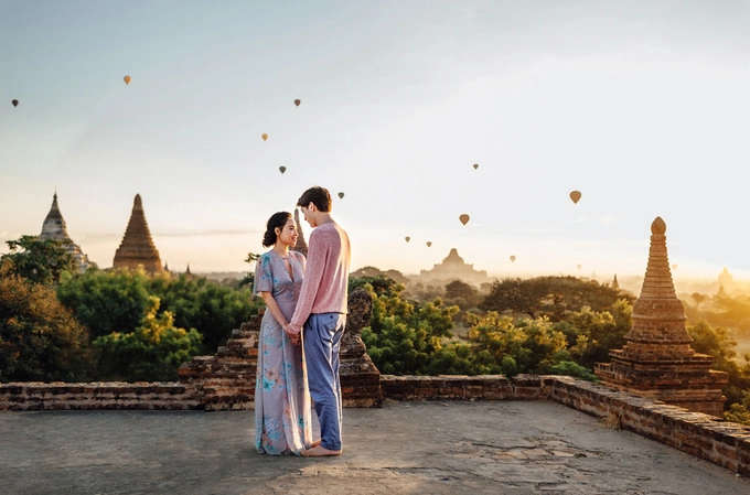 Khi cưới, các đôi uyên ương sẽ đến gặp một nhà chiêm tinh, phong thủy để hỏi ngày đẹp. Họ quan niệm rằng, điều này sẽ mang lại may mắn cho mình. Phong tục này cũng giống với nhiều nước ở châu Á, trong đó có Việt Nam. Đối với khách Tây, nét văn hóa trên được đánh giá là độc đáo, thú vị. Ảnh: Green Wedding Shoes.